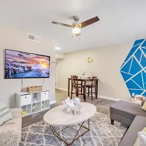 Apartment Cozy W Pool And Free Parking At